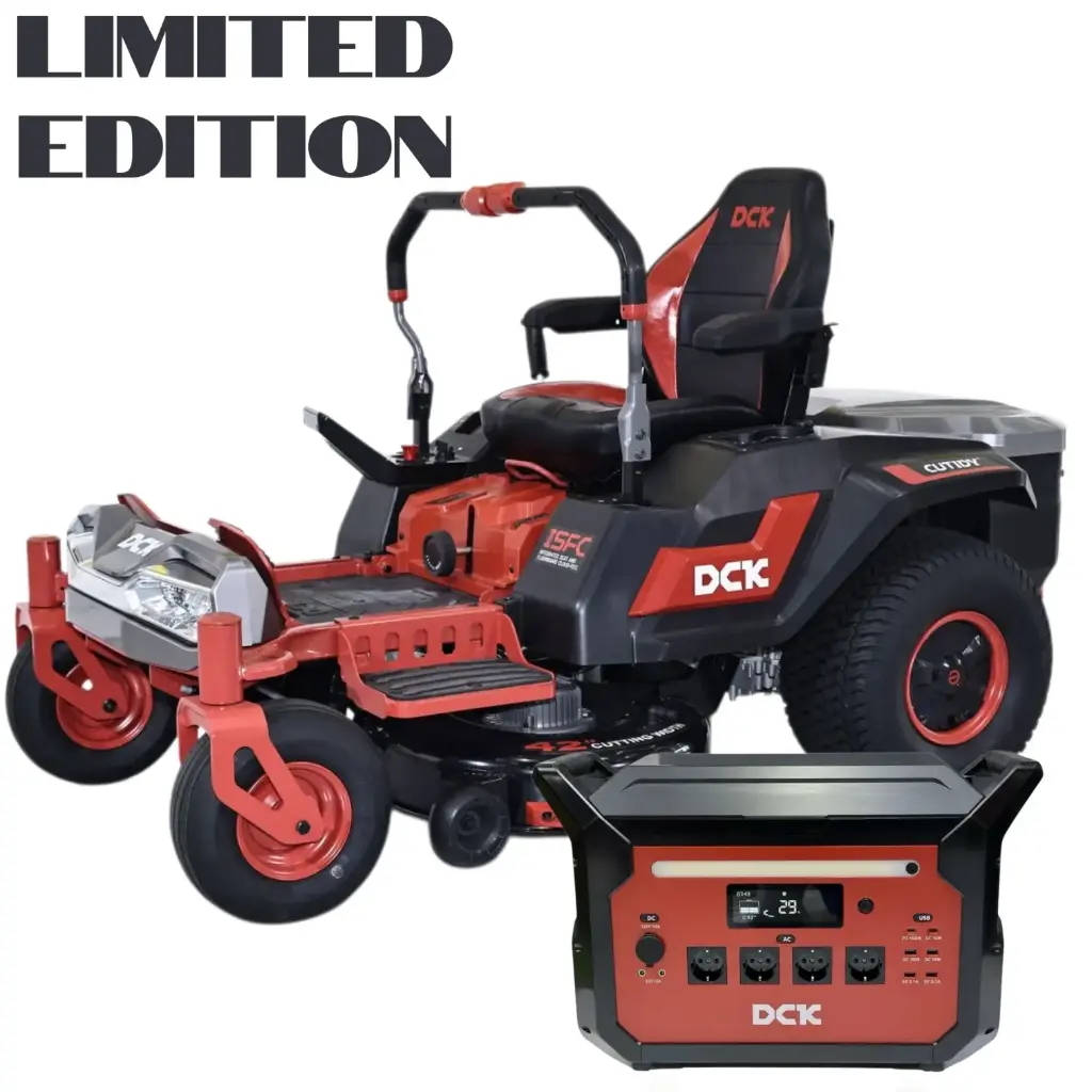 Limited komplekts: Akumulatora nulles pagrieziena zāles traktors 58V, 106 cm, DCK (1 x 40Ah + 2 x 7,5Ah akumulatori un 1800W lādētājs) un universālā uzlādes stacija 110–240V, 3600W, DCK.